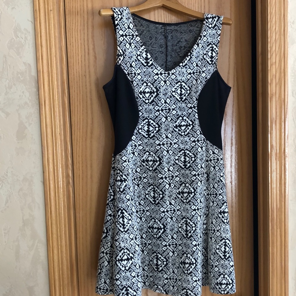 Women’s Black and White Knit Summer Dress